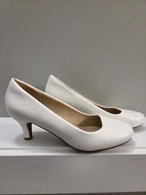 Dream Pairs Luvly White Round Toe Low Heel Pumps - Size 7.5